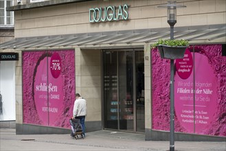 Perfumery chain Douglas, shop closes, third lockdown in the Corona crisis, empty shopping street,