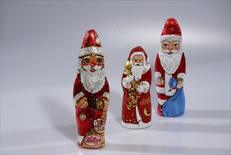 Three colourful chocolate Father Christmases, Hamburg, Hamburg, Federal Republic of Germany