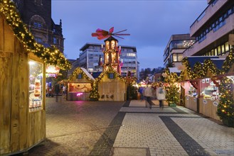 Stalls and Christmas pyramid at the Christmas market at Neumarkt, Blue Hour, Elberfeld, Wuppertal,