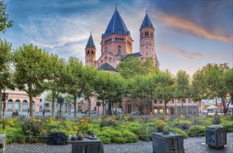 St Martin's Cathedral and Cathedral Square in Mainz, at sunset, Rhineland-Palatinate, Germany,