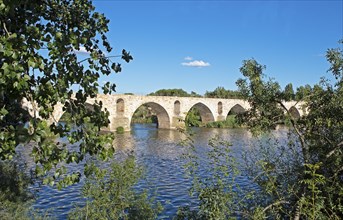 Puente de Piedra over the river Rio Duero, Romanesque bridge, Zamora, province of Zamora, Castile