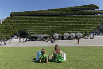 Ingenhoven Valley with sunbathing area in front of Kö-Bogen II, façade planted with 30, 000