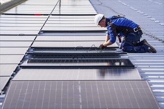 Installation of solar modules on the roof of a commercial enterprise, over 400 photovoltaic modules