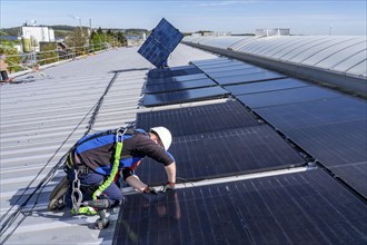 Installation of solar modules on the roof of a commercial enterprise, over 400 photovoltaic modules