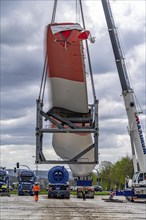 Preparation for the transport of a 68 metre long blade, a wind turbine, with a self-propelled