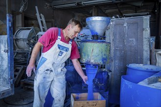 Schindler's blue colour factory is located directly on the Zwickauer Mulde river and belongs to the