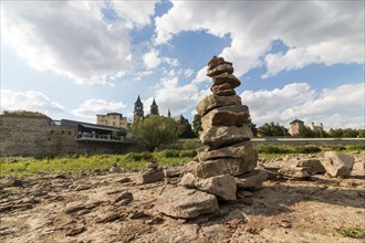 Dried-out riverbed of the Elbe, stone pyramid, Magdeburg, Saxony-Anhalt, Germany, Europe