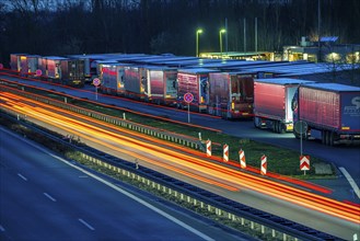 Evening traffic on the A2 motorway at the Recklinghausen junction heading west, Hohenhorst rest