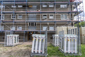 Energy-efficient refurbishment of an apartment block, thermal insulation, new windows and new roof