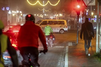 Cyclist, darkness, inner city traffic, Rüttenscheider Straße, bicycle lane, fog, autumn, winter,