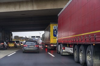 Traffic jam on the A40 motorway, at the Kaiserberg junction, due to construction work, North