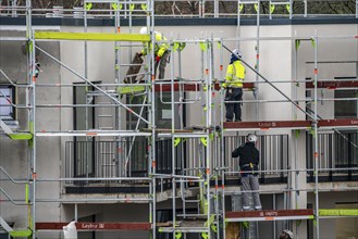 Construction site, scaffolding, dismantling of scaffolding on a residential building, Germany,