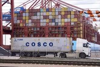 Port of Hamburg, Waltershofer Hafen, container ships, lorries bring and collect freight containers