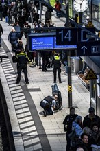 Police action at Hamburg central station, in the evening rush hour, an abandoned suitcase was