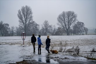 High water on the Rhine at Düsseldorf-Kaiserswerth, foggy weather, riverside paths and Rhine