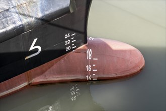 Bead bow or bow bead, on a ship, reduces fuel consumption and increases speed, Taylor bead