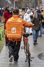 Delivery service Liferando.de, bike messenger, pushes the bike on the pavement, Düsseldorf