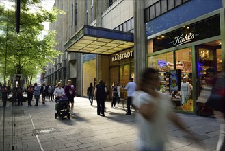 Germany, Hamburg, City, Mönckebergstraße, main shopping street, passers-by in motion, Karstadt