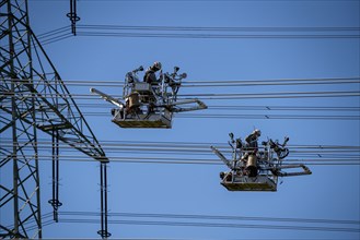 Construction of a new line route, 380 KV extra-high-voltage line between Osterath and Gohr, near