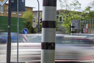 Symbolic image: Close-up of a speed trap with passing cars