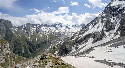 Mountain landscape, view into the valley Floitengrund with mountain peak Greizer Spitze with snow,