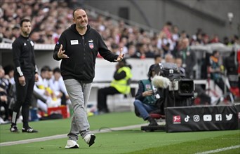 Coach Frank Schmidt 1. FC Heidenheim 1846 FCH Gestures, gesture, on the sidelines, TV camera,