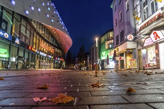 Christmas lockdown in the Corona crisis, empty shopping street, closed shops, hardly any