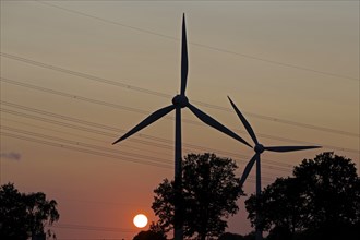 Sunset, high-voltage pylon, wind power plants, Melbeck, Ilmenau municipality, Lower Saxony,