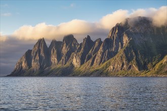 Coastal section Tungeneset, Devil's Teeth, Okshornan mountain range, Senja, Troms, Nord-Norge,