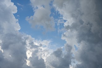 Gathering storm clouds on a hot summer day, dramatic cloud formation, threatening thunderstorm,