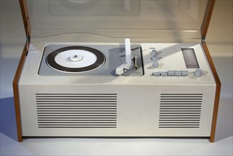 Braun Radio sk 61, built approx. 1962, analogue receiver with record player, famous design model,