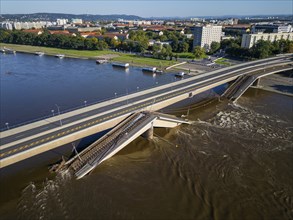 A section of the Carola Bridge has collapsed for unknown reasons. Over a length of around 100