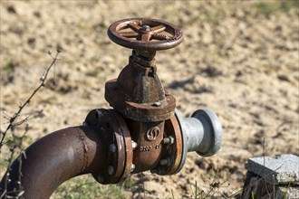 Water tap, water wheel, pipe, field, dry, drought, large, irrigation, agriculture, Provence,