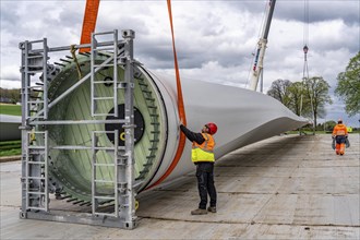 Preparation for the transport of a 68 metre long blade, a wind turbine, with a self-propelled