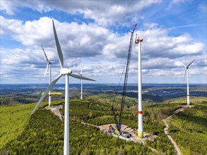 Erection of a wind turbine, wind energy plant, assembly of the ring generator, with a crawler