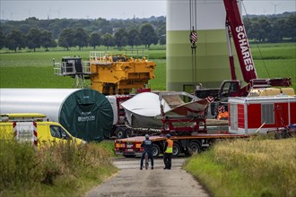 Transport of a 70 metre long rotor blade, construction of a wind power plant in a wind farm near