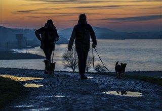 Rhine near Duisburg-Bruckhausen, walkers on the Rhine dyke, winter, Duisburg, North