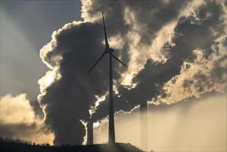 Windpark Halde Oberscholven, smoke clouds from the cooling tower and chimney of the Uniper