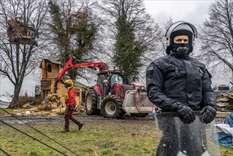 2nd day of the clearing of the hamlet Lützerath, by the police, of tree houses and huts, of climate