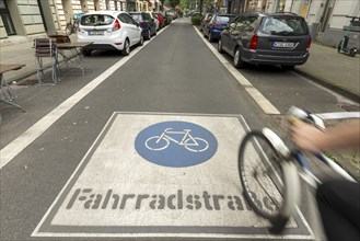 Markings on a cycle lane, cyclists have priority over motor traffic, Cologne, North