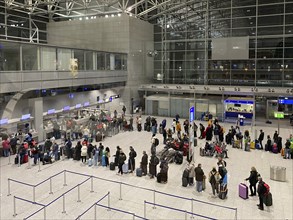 Check-in, check-in, passengers checking in baggage, waiting hall, Terminal 2, Frankfurt am Main