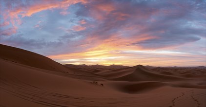 Sunrise in the desert, dunes, Erg Chebbi, Sahara, Merzouga, Morocco, Africa