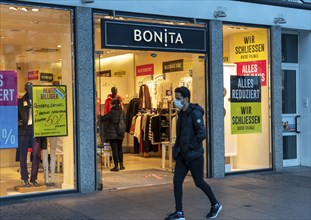 Duisburg city centre, Königstrasse shopping street, branch of the Bonita fashion chain closes,