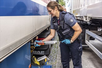 Nationwide checks on motorway traffic in North Rhine-Westphalia, by police and customs, customs