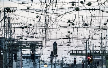 Cologne Central Station, tracks on the west side, overhead lines, signals, points, rail lines,