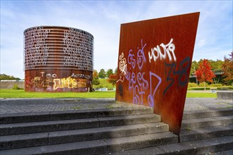 The Westpark in Bochum, sculpture by Olu Oguibeeformerly, for the Ruhrtriennale 2018, Appeal to the