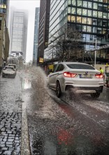 Winter, rainy weather, freezing rain, large puddle, puddle of water, in the city centre, Große