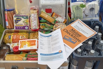 Emergency preparedness, food supply in a private household, box of long-life food, 10-day supply,