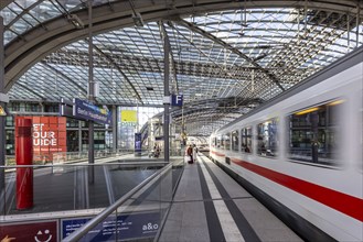 Central station, pillarless glass roof construction above the platforms, Deutsche Bahn AG InterCity