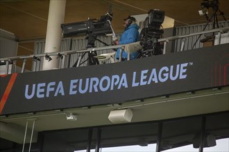 Symbolic image of television broadcasts of the UEFA Europa League 2024/25: TV cameras above the